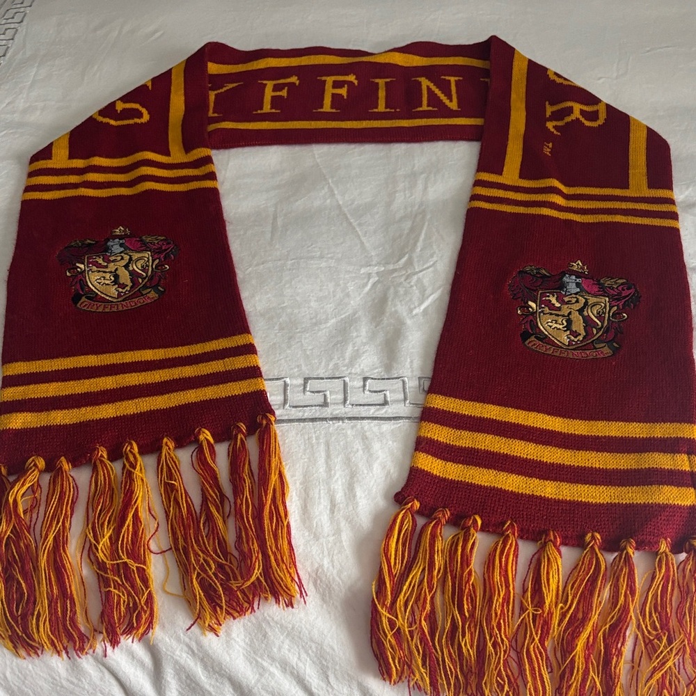 Vintage Universal studios Harry Potter gryffindor house scarf.
